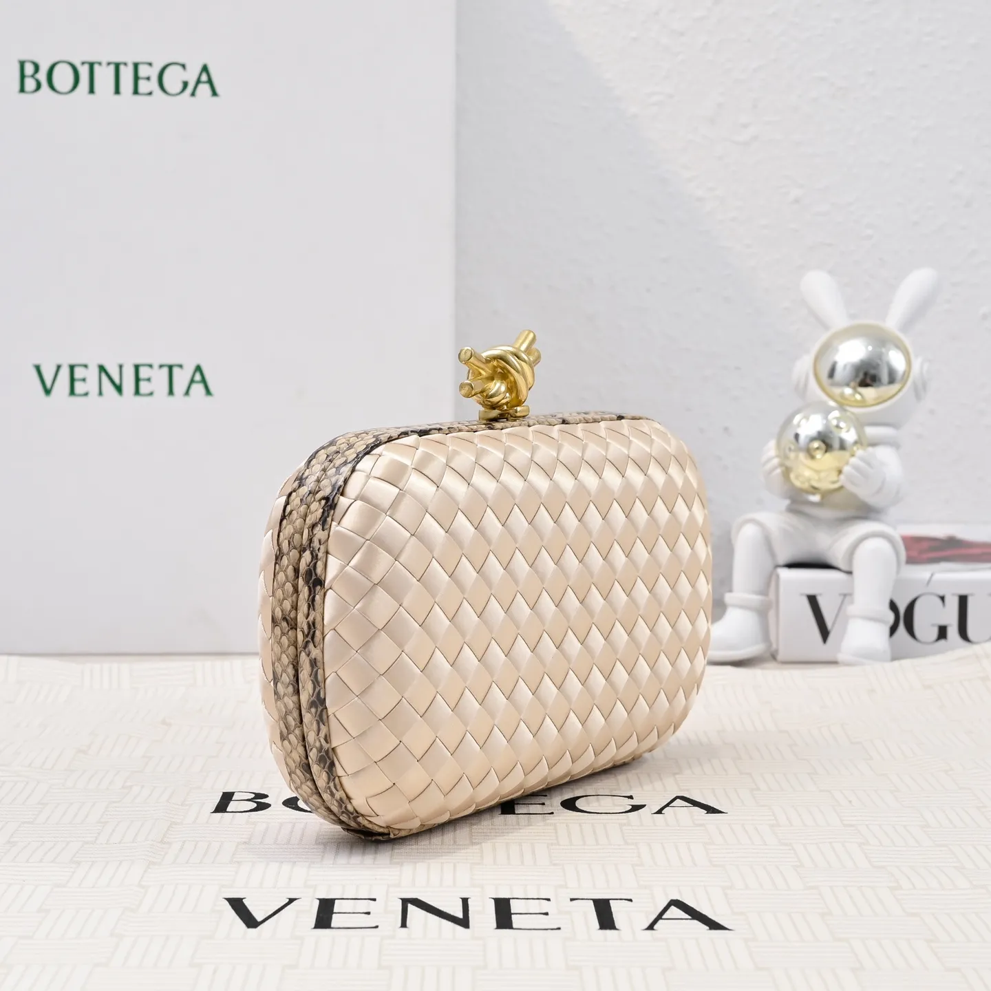Batch 1460 #BV Knot woven evening bag series ~ Each bag reveals exquisite elegance💫Iconic classic silk weaving➕snake skin trimming with knot buckle, soft and delicate feel. The design is small and exquisite, low-key without logo, elegant and elegant. Paired with evening dress or cheongsam, it has the atmosphere of a famous and wealthy lady. Full of aura and invincible texture💃 Model: 7622 Dimensions: 20x12x5.5